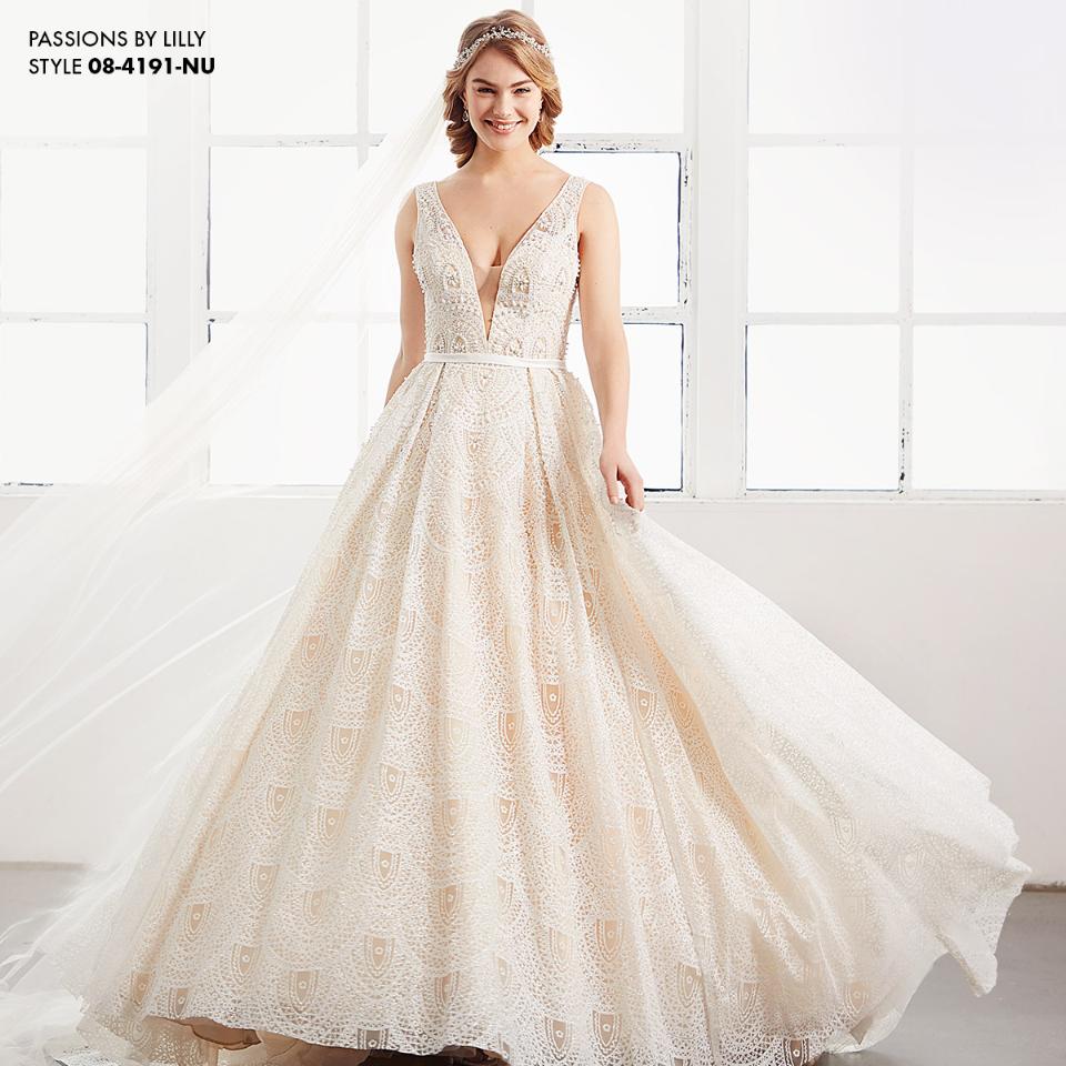 Enkel cremefarvet satin brudekjole